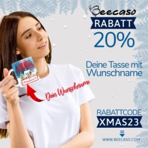 Frau hält eine personalisierte Weihnachtstasse mit Rabattangebot von Beecaso.